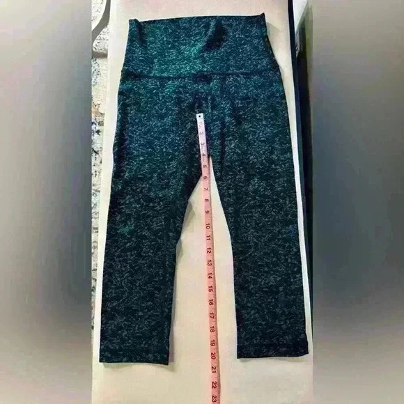 Lululemon Wunder Under Crop (Hi-Rise) (21")
Iced Wave Capri Black/Blue, Size 8 - Picture 4 of 7
